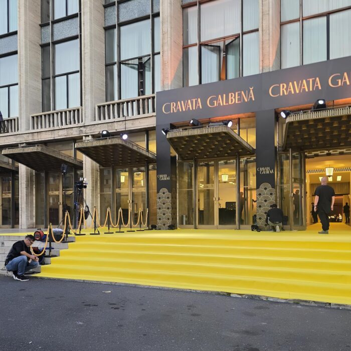 Stalpi delimitare cu cordon galbeni